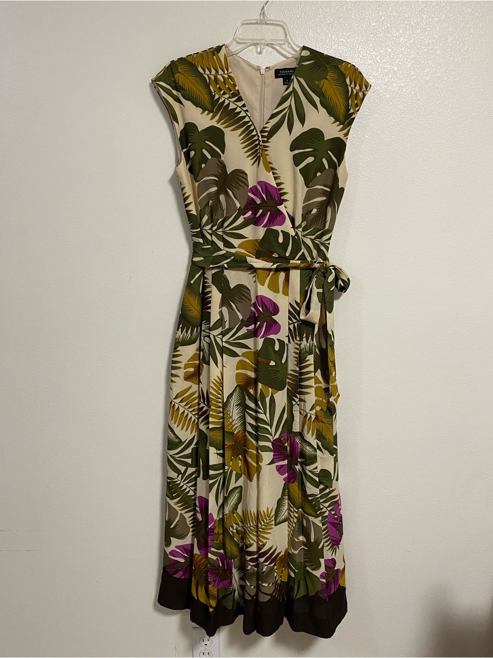 Tahari Jumpsuit Women’s Size 6 Cream Tropical Print Cropped wide leg Jumpsuit